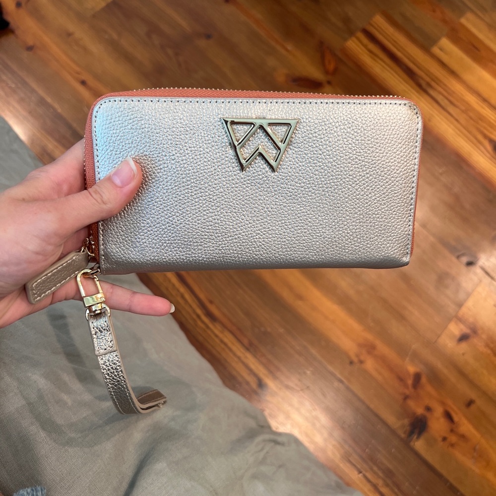 Kelly Wynne wallet
